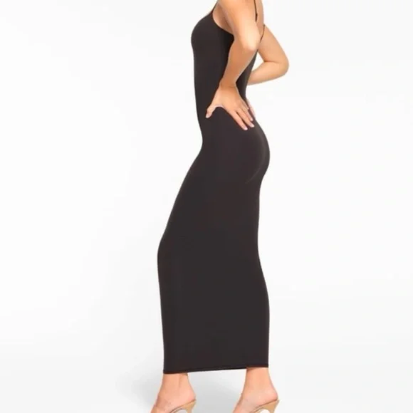 green emerald velvet dress $32 SKIMS Inspired Amazon Dress